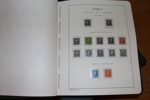 Nästan enbart xx samling 1800-tal fram till 1995 i två fina LT-album med fickor. Innehåller bl.a. en del medaljong, en del bandmärken och bra 30-tal, 17 olika BC-CB par m.m.