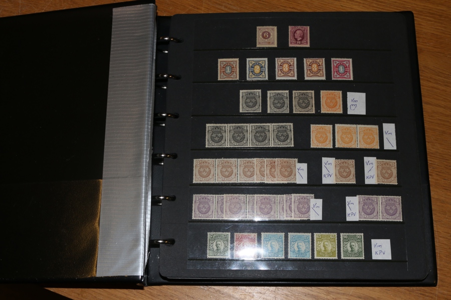 Album mest xx dubbletter ca 1890-1950-tal med en del lite bättre märken, bra spridning på tidsperioden. Mot slutet även några sidor frimärken med fastsättarspår, men huvuddelen av albumet är xx.