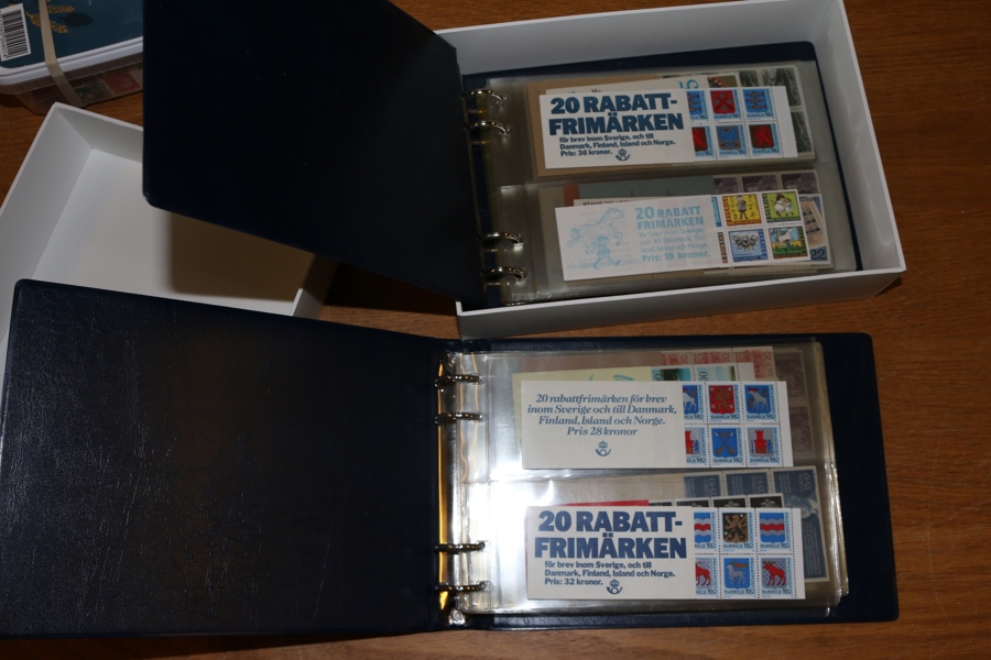 2 små album häften med totalt 66 häften, mest svenska från 60-talet. Något enstaka utländskt häfte ingår, men också fyra svenska rabatthäften av bästa sort.