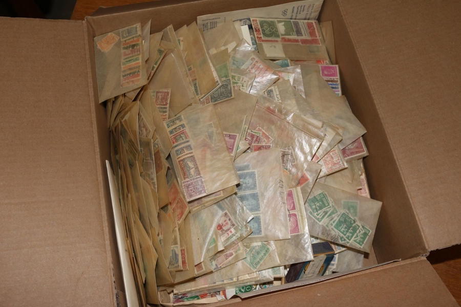 Låda med stämplat eller x/xx i en stor mängd pergamynkuvert, mest Norden och Tyskland och tidsperiod 1940-60-tal. Gammalt parti med en del något bättre märken, ser spännande ut.