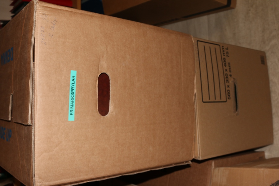 VÄRLDEN. 2 flyttlådor med ca 50 insticksalbum olika länder (sorterat landsvis). Både Europa och Världen, mest enklare. Tungt, skickas inte, MÅSTE AVHÄMTAS.