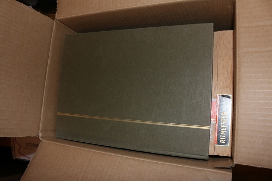 Stort parti med häften och lösa märken, även många 5-strip, mest från ca 1960-1995. Nom oräknad men uppskattningsvis 5000-10000 kr. Även några helsaker/FDC och moderna buntar. 