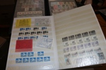 Stort parti med häften och lösa märken, även många 5-strip, mest från ca 1960-1995. Nom oräknad men uppskattningsvis 5000-10000 kr. Även några helsaker/FDC och moderna buntar. 