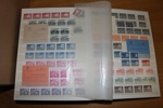 Stort parti med häften och lösa märken, även många 5-strip, mest från ca 1960-1995. Nom oräknad men uppskattningsvis 5000-10000 kr. Även några helsaker/FDC och moderna buntar. 