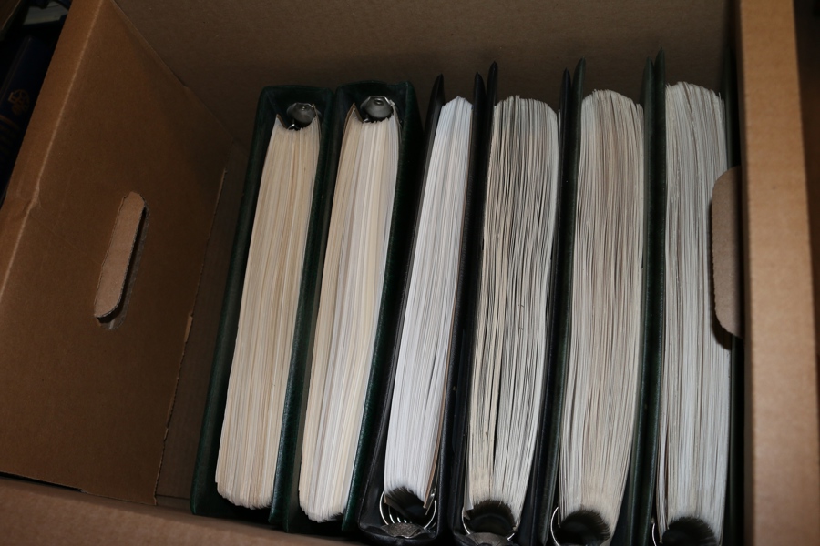 Samling 1855-2005 i sex pärmar med egen montering. Bra grundsamling med 4 sk bco, en del vapen och ringtyp i blandad kvalitet, på 1900-talet med mycket "mellanmaterial" som landstorm (ej 1+5 kr).