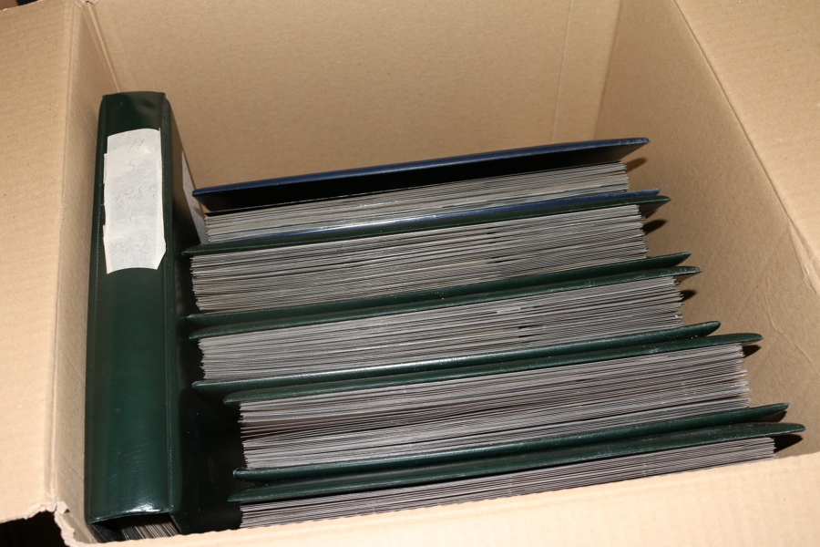 Häftessamling ca 1950-1993 i sex välfyllda album. Inga dyrare häften men många med markeringar, även dubbla. Hög oräknad nominal på den nyare delen!