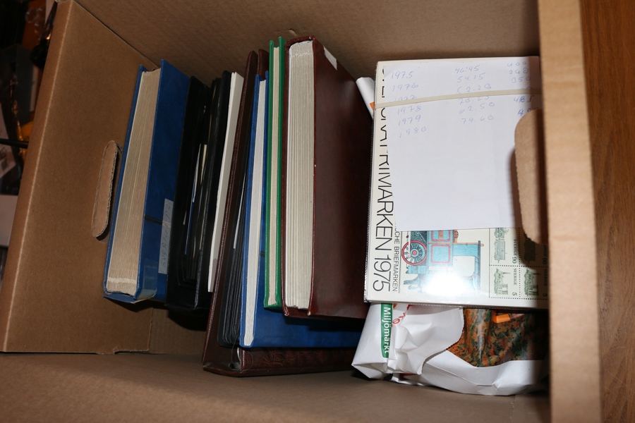 Låda mest Sverige med flera bra inslag: album xx häftesblock med nom över 1600 kr, album stämplade svenska block 60-2000-tal, album tjänste och lösen inkl några t14 och en del fina stämplar mm.