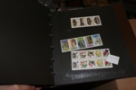 Låda mest Sverige med flera bra inslag: album xx häftesblock med nom över 1600 kr, album stämplade svenska block 60-2000-tal, album tjänste och lösen inkl några t14 och en del fina stämplar mm.