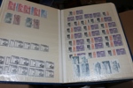 Låda mest Sverige med flera bra inslag: album xx häftesblock med nom över 1600 kr, album stämplade svenska block 60-2000-tal, album tjänste och lösen inkl några t14 och en del fina stämplar mm.