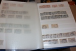Låda mest Sverige med flera bra inslag: album xx häftesblock med nom över 1600 kr, album stämplade svenska block 60-2000-tal, album tjänste och lösen inkl några t14 och en del fina stämplar mm.