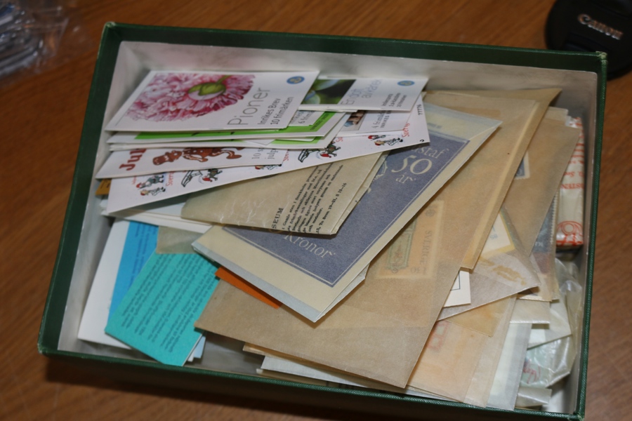 Parti häften ca 1940-2000 med en del ej kompletta i början, men sedan en hel del i en liten låda. Bl.a. ingår 130 frimärken "brev" och 30 frimärken "julpost". 