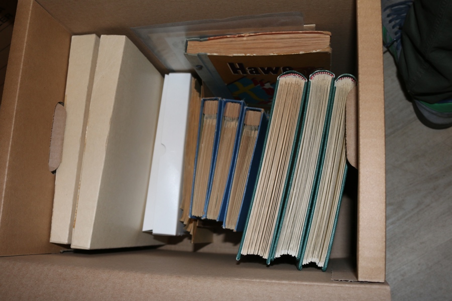 Världen. Samling frimärken från stora delar av världen i ca 10 album av olika storlek. Både en del xx och stämplat ingår, inkl lösa märken i pergamynkuvert m.m. Tidsperiod mest 1940-80-tal.