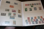 Världen. Samling frimärken från stora delar av världen i ca 10 album av olika storlek. Både en del xx och stämplat ingår, inkl lösa märken i pergamynkuvert m.m. Tidsperiod mest 1940-80-tal.