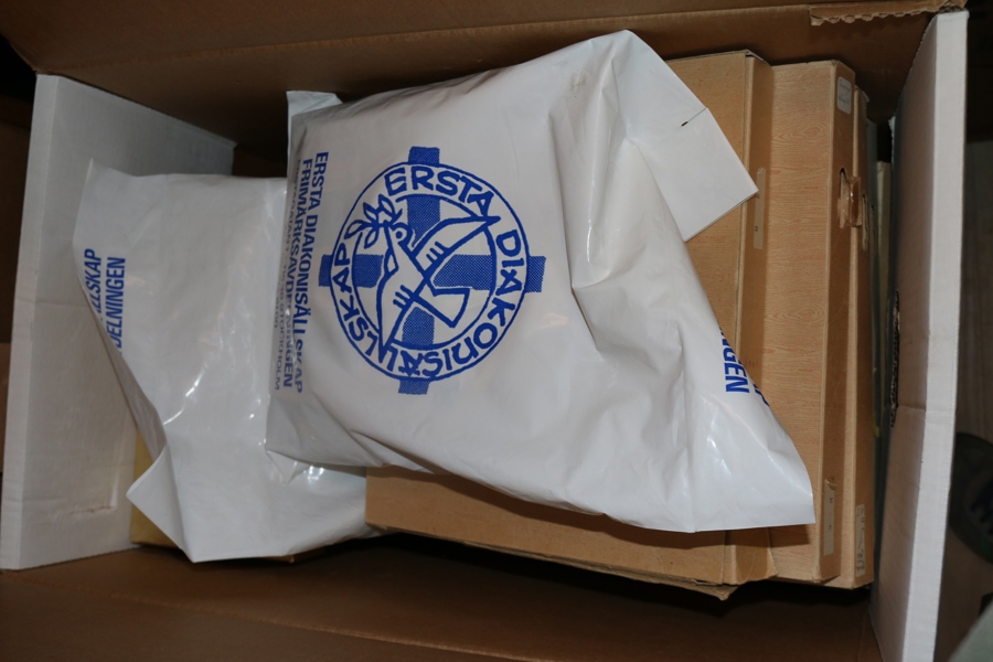 Stor flyttlåda med bl.a. stpl samling ringtyp-1970-tal med flera BC-CB-par t.ex. slottet. Vidare finns en xx samling 1940-70-tal i två pärmar, ytterligare en enklare stpl samling, kartotek i 2 lådor.