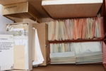 Stor flyttlåda med bl.a. stpl samling ringtyp-1970-tal med flera BC-CB-par t.ex. slottet. Vidare finns en xx samling 1940-70-tal i två pärmar, ytterligare en enklare stpl samling, kartotek i 2 lådor.