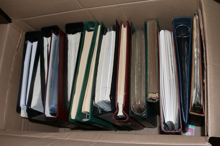 Stor flyttlåda med ett tiotal pärmar. Bl.a. samling Tyskland inkl stater, samling Spanien i två album med en hel del äldre, Indien och samväldet, en del brev och kort bl.a. äldre vykort Frankrike m.m.