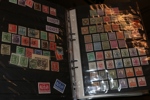 Stor flyttlåda med ett tiotal pärmar. Bl.a. samling Tyskland inkl stater, samling Spanien i två album med en hel del äldre, Indien och samväldet, en del brev och kort bl.a. äldre vykort Frankrike m.m.