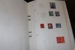 Stor flyttlåda med ett tiotal pärmar. Bl.a. samling Tyskland inkl stater, samling Spanien i två album med en hel del äldre, Indien och samväldet, en del brev och kort bl.a. äldre vykort Frankrike m.m.