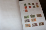 Stor flyttlåda med ett tiotal pärmar. Bl.a. samling Tyskland inkl stater, samling Spanien i två album med en hel del äldre, Indien och samväldet, en del brev och kort bl.a. äldre vykort Frankrike m.m.