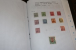 Stor flyttlåda med ett tiotal pärmar. Bl.a. samling Tyskland inkl stater, samling Spanien i två album med en hel del äldre, Indien och samväldet, en del brev och kort bl.a. äldre vykort Frankrike m.m.