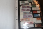 Stor flyttlåda med ett tiotal pärmar. Bl.a. samling Tyskland inkl stater, samling Spanien i två album med en hel del äldre, Indien och samväldet, en del brev och kort bl.a. äldre vykort Frankrike m.m.