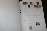 Stor flyttlåda med ett tiotal pärmar. Bl.a. samling Tyskland inkl stater, samling Spanien i två album med en hel del äldre, Indien och samväldet, en del brev och kort bl.a. äldre vykort Frankrike m.m.