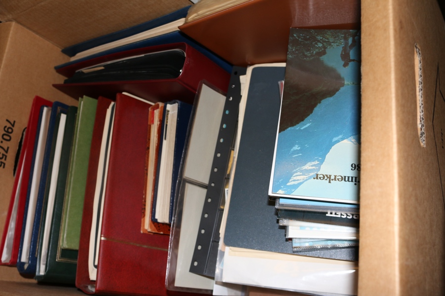 Stor flyttlåda mest Norden inkl Sverige med blandat innehåll. För regniga dagar! Innehåller bl.a. mkt xx Norge inkl tjock bunt årssatser.