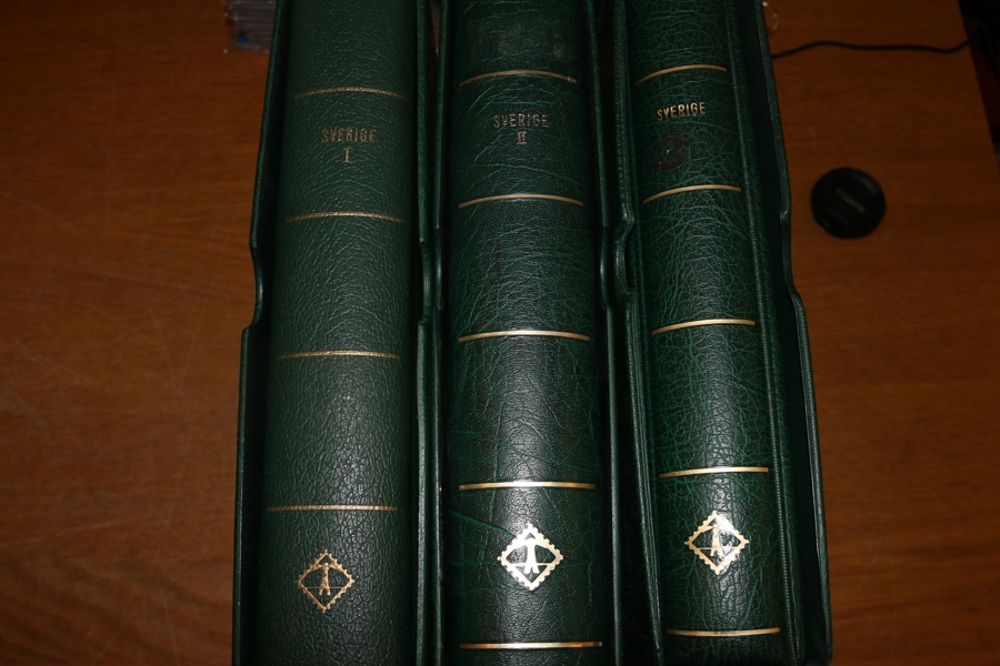 Omfattande samling 1855-2020 i tre välfyllda Leuchtturm-album med kassetter. En nästintill komplett samling, åtminstone fram till millennieskiftet, därefter med luckor och ibland stpl ersatt med xx.