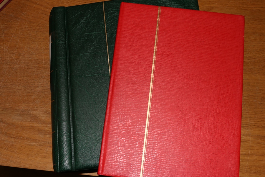 Samling 1856 till 2022. Först i ett fräscht Leuchtturmalbum med fickor till 1998, sen i insticksbok. Ca 15 skillingar i blandad kvalitet, senare med bättre inslag men också många luckor. 