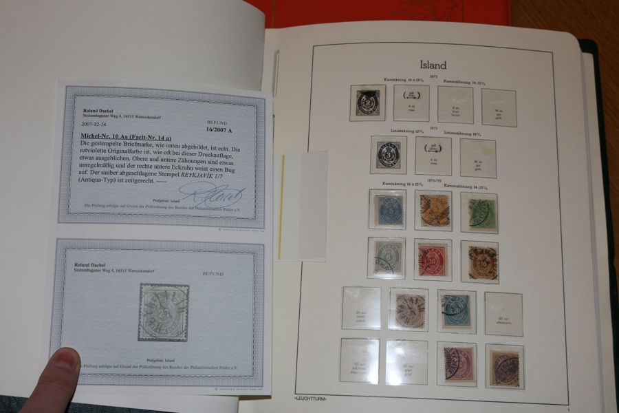 Samling 1800-tal fram till 1999 i album med fickor, därefter i visirpärm fram till ca 2020 (senare år glesare). Med flera bättre märken t.ex. fintandade aurvalörer inkl 5 aur blå ostämplat.