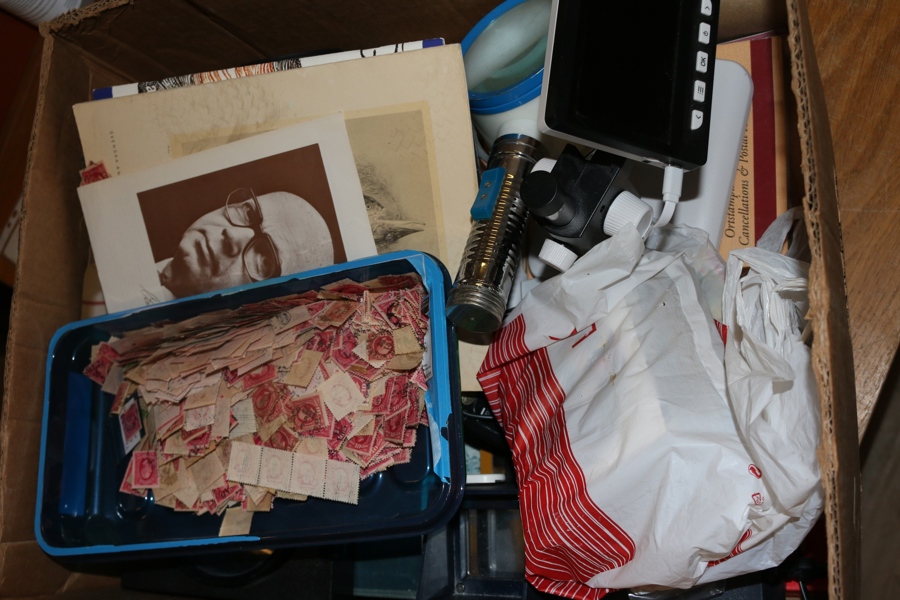 Bananlåda med bl.a. en del bra tillbehör som SAFE Signoscope, digitalt mikroskop, uv-lampa, några Facitkataloger t.ex. Sverige 2023 och Postal IX. Även lite frimärken bl.a. Oscar II, vykort mm.