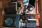 Bananlåda med bl.a. en del bra tillbehör som SAFE Signoscope, digitalt mikroskop, uv-lampa, några Facitkataloger t.ex. Sverige 2023 och Postal IX. Även lite frimärken bl.a. Oscar II, vykort mm.