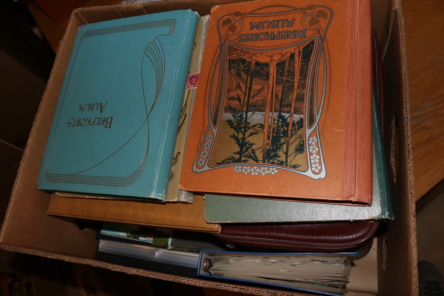 Bananlåda blandat brev och kort, gammalt och nytt. Även några tomma antika vykortsalbum i gott skick.