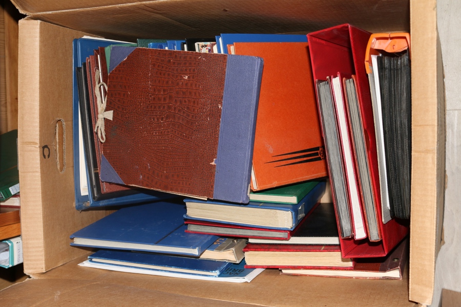 Stor flyttlåda med ett 20-tal album, ofta med separata länder. England, Australien, Tyskland, Estland, Åland är några exempel. Tusentals frimärken! Mycket att gå igenom! Ca 25 kg.