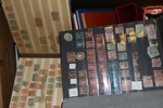 Stor flyttlåda med ett 20-tal album, ofta med separata länder. England, Australien, Tyskland, Estland, Åland är några exempel. Tusentals frimärken! Mycket att gå igenom! Ca 25 kg.