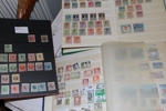 Stor flyttlåda med ett 20-tal album, ofta med separata länder. England, Australien, Tyskland, Estland, Åland är några exempel. Tusentals frimärken! Mycket att gå igenom! Ca 25 kg.