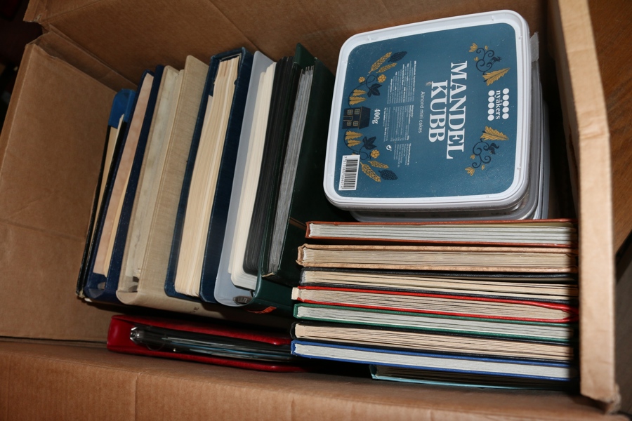 Flyttlåda med blandat Sverige både stämplat och x/xx. Bl.a. flera småsamlingar eller restsamlingar med en hel del bättre märken kvar. Även en del ostämplat och enstaka modernt xx. Fyndchanser!