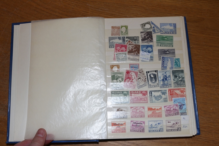 Liten insticksbok med xx 1950-80-tal med många av de bättre 50-talsserierna. Även några äldre ostämplat. Högt katalogvärde.