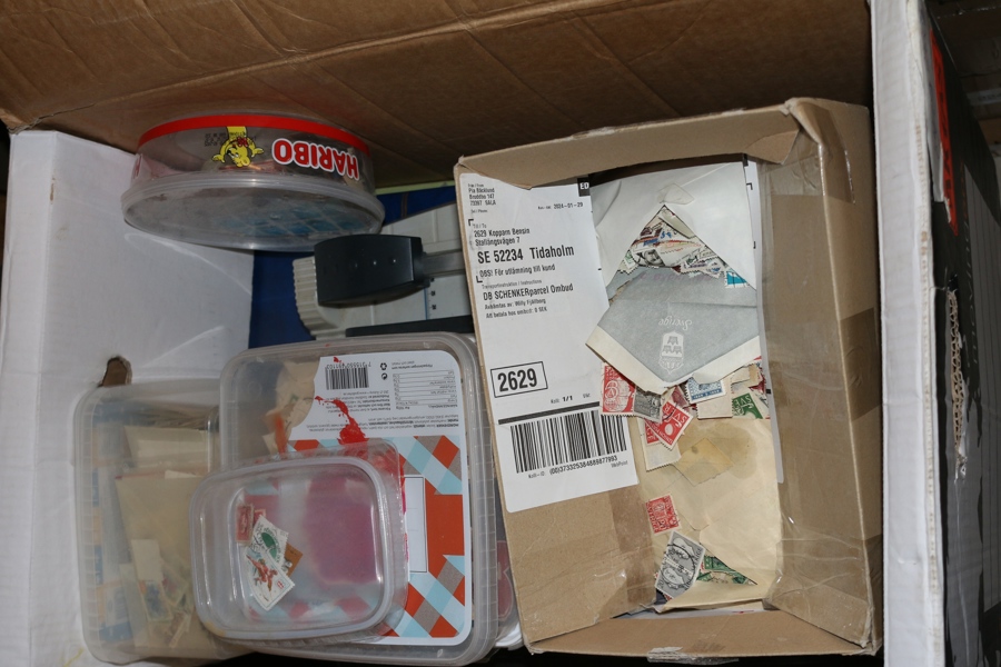 Flyttlåda med ca 10 tomma insticksböcker, blandad kvalitet vissa fina andra mindre fina. Även tomt Leuchtturmalbum Sverige med fickor 1997-2005, väldigt stor skär-maskin för papper et.c.