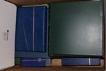 Flyttlåda med ca 10 tomma insticksböcker, blandad kvalitet vissa fina andra mindre fina. Även tomt Leuchtturmalbum Sverige med fickor 1997-2005, väldigt stor skär-maskin för papper et.c.