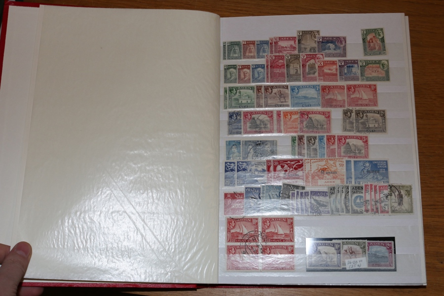 ENGELSKA KOLONIER. Dubbletter i insticksalbum. Av enklare karaktär men många frimärken!