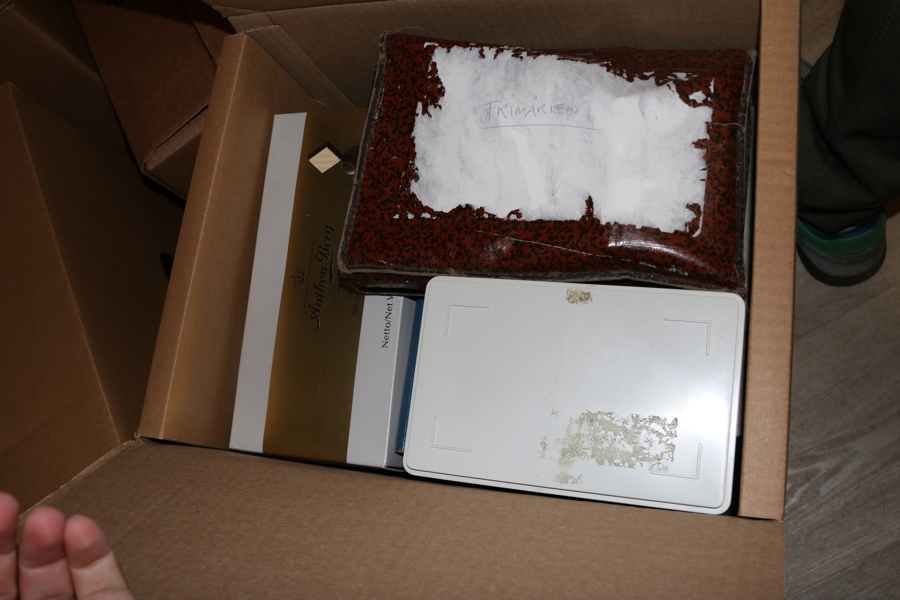 Flyttlåda mest Norden med grundsamlingar Sverige, Norge, Danmark, Island, Finland. Sverige med 4 sk bco och några andra lite bättre som 332BC. Övriga Norden mest enklare men med några lite bättre.