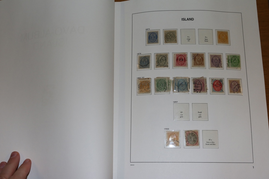 Trevlig samling 1873-1987 i förtrycksalbum Davo. Välfyllt med mängder av bättre märken och serier, t.ex. fin ostämplad 2 sk, stpl 3 sk, fintandade aur-valörer inkl 20 aur violett, i gildi, kungar m.m.