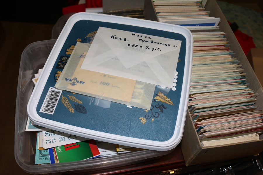 Parti häften 1940-1990-tal i två smålådor. Även några tidigare/senare. Innehåller enstaka bättre äldre som H33CC, H34CC och H99. Hög nominal på 80-90-talet (oräknat).