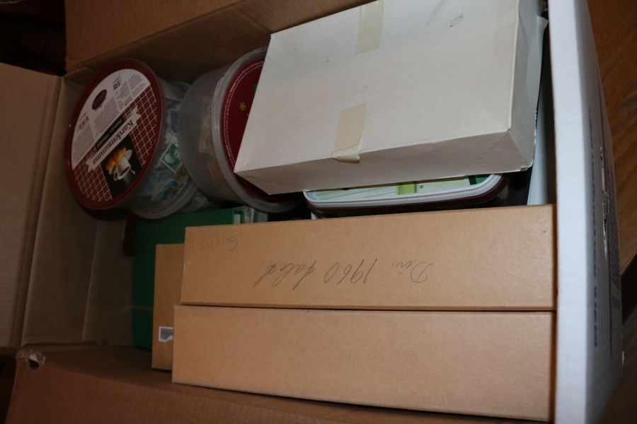 Stor flyttlåda med några småalbum blandat. Mycket brevklipp svenskt+utländskt, kartotek och askar. Från dödsbo, men ser ut att vara av enklare karaktär.