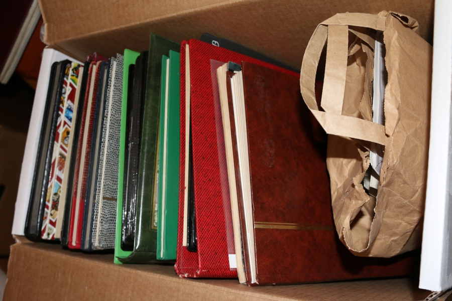 Parti med ett tiotal album blandade länder i flyttlåda. Bl.a. ett album med mycket postfriskt Sverige med en hel del nominal (oräknat). I övrigt stor spridning på länder.