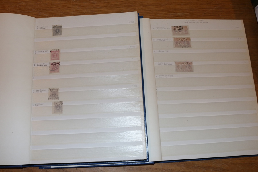 Tjänste + Lösen. Samling i två insticksböcker, överkomplett i huvudnummer och samlat i nyanser, vilket innebär att det ofta finns mer än ett märke av varje valör. 