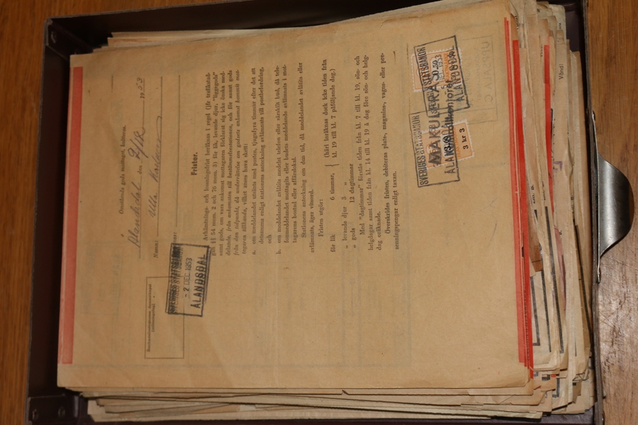 Järnvägsfraktsedlar. Stort parti i låda, troligen uppåt 100 stycken. tycks vara från tidsperioden 1940-50-talen. Både SJ och privata banor. Spännande samlingsområde!