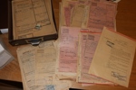 Järnvägsfraktsedlar. Stort parti i låda, troligen uppåt 100 stycken. tycks vara från tidsperioden 1940-50-talen. Både SJ och privata banor. Spännande samlingsområde!