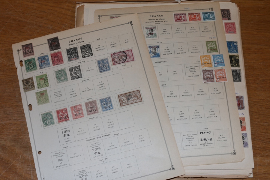 Engelska och franska kolonier i Asien. Samling på en tjock bunt blad. Bitvis glest besatt men totalt sett många frimärken.